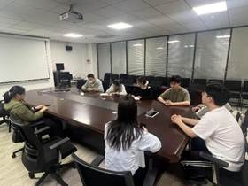 会议室里的人们

AI 生成的内容可能不正确。