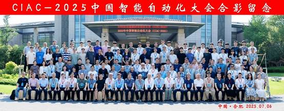 人群远处几个人在球场上
AI 生成的内容可能不正确。