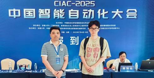 一群人站在人的照片上写着字
AI 生成的内容可能不正确。