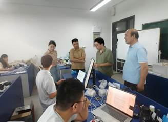 会议室里的人们

AI 生成的内容可能不正确。