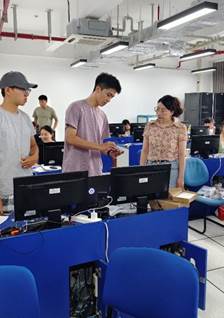 一群人在看电脑

AI 生成的内容可能不正确。