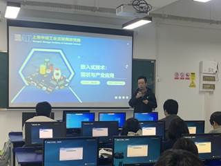 电脑萤幕前的人

AI 生成的内容可能不正确。